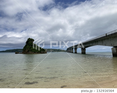 沖縄の古宇利島に架かる橋。 132916564