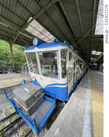 信貴山口駅に停車中の近鉄　西信貴鋼索線　ケーブルカー　しょううん 132917176