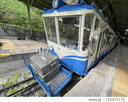 信貴山口駅に停車中の近鉄　西信貴鋼索線　ケーブルカー　しょううん 132917178