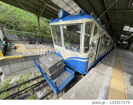 信貴山口駅に停車中の近鉄　西信貴鋼索線　ケーブルカー　しょううん 132917179