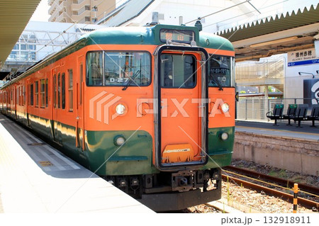 JR播州赤穂駅に停車する岡山行き湘南色電車 JR播州赤穂駅に停車する岡山行き湘南色電車 132918911