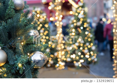 Banner von with a blurry side against a Christmas tree for Christmas at a shopping center 132919651