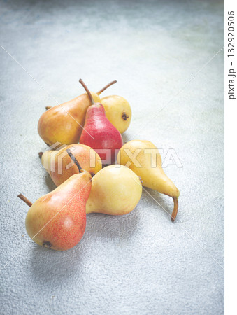 small pears, Duchess variety, scattered on the table, top view, no people, 132920506