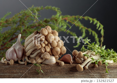 Fresh shimeji mushrooms with thyme and garlic. 132921527
