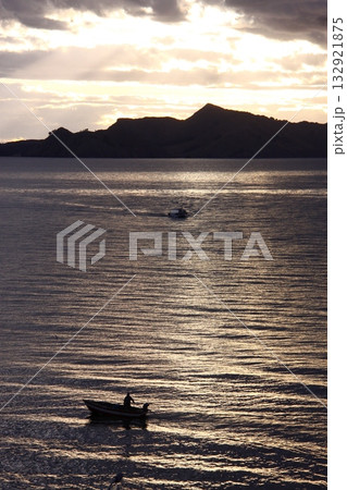 南米ペルー・チチカカ湖の夕景 アマンタニ島 南米ペルー・チチカカ湖の夕景 アマンタニ島 132921875
