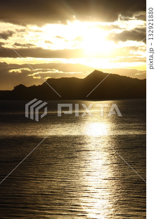 南米ペルー・チチカカ湖の夕景　アマンタニ島 132921880