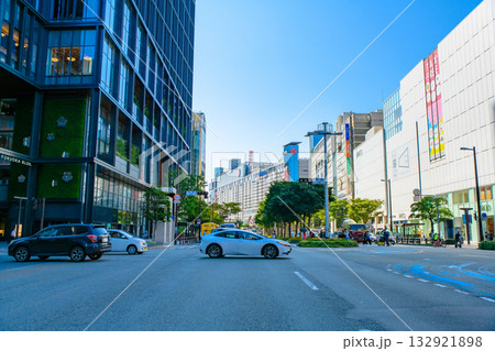 福岡市中央区天神の渡辺通り　天神の交差点　ワンビルと福岡PARCOの間から南側 132921898