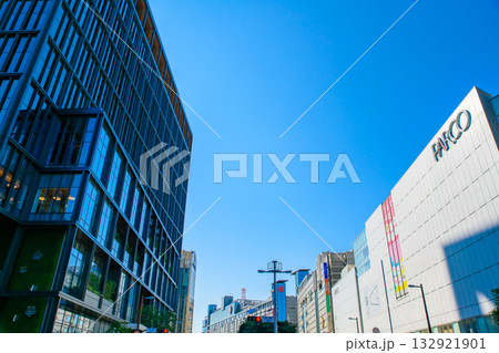 福岡市中央区天神の渡辺通り 天神の交差点 ワンビルと福岡PARCOの間から南側 福岡市中央区天神の渡辺通り 天神の交差点 ワンビルと福岡PARCOの間から南側 132921901