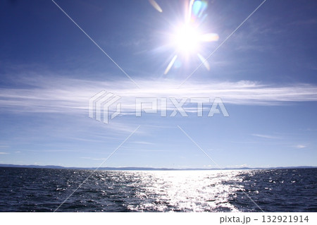 南米ペルー・チチカカ湖と太陽 132921914