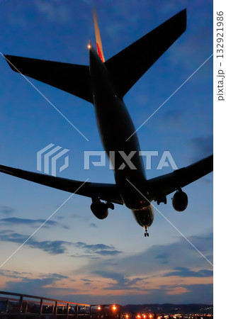 夜間着陸する飛行機 夜間着陸する飛行機 132921986