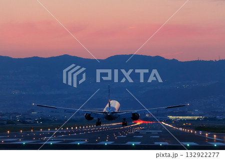 着陸寸前|夕空|大型旅客機 着陸寸前|夕空|大型旅客機 132922277