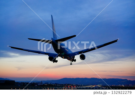 日没後の滑走路｜着陸｜航空機シルエット 132922279