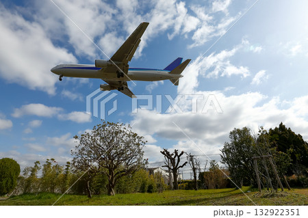 公園の上を飛ぶ旅客機 公園の上を飛ぶ旅客機 132922351