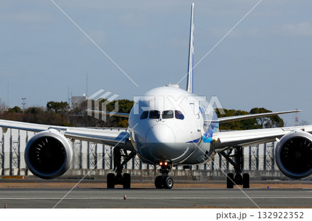 滑走路を進む｜ANA｜787正面 132922352