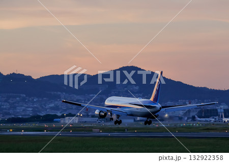 夕焼けの滑走路｜着陸の瞬間 132922358
