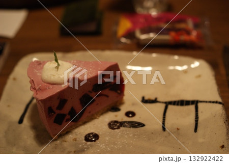 ベリームースケーキと和菓子が彩るナチュラルカフェプレート  132922422