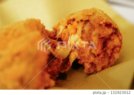 スプッリ、ローマの伝統的なストリートフード、モッツァレラチーズを詰めたライスコロッケ スプッリ、ローマの伝統的なストリートフード、モッツァレラチーズを詰めたライスコロッケ 132923012