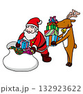 トナカイとクリスマスプレゼントの準備をするサンタクロース 132923622