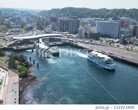 鹿児島港北埠頭の海岸から桜島フェリー発着場の空撮 132923806