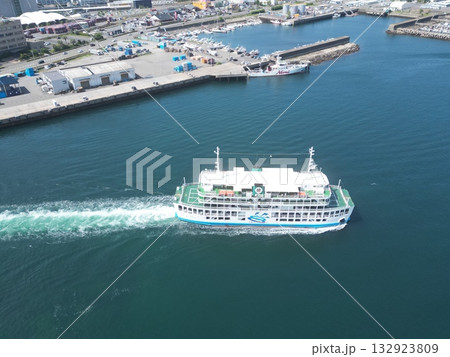 鹿児島港を出港する桜島フェリーの空撮 132923809