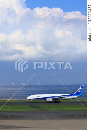 夏空を背景に羽田空港に着陸したANA機 132923887