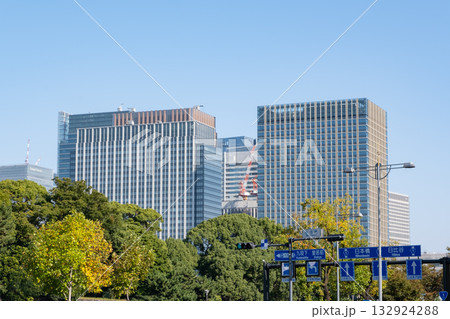 道路表示板と丸の内の高層ビル群の風景 132924288