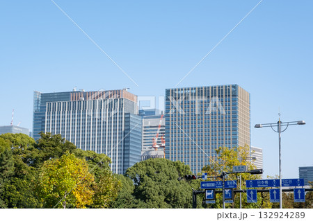 道路表示板と丸の内の高層ビル群の風景 道路表示板と丸の内の高層ビル群の風景 132924289