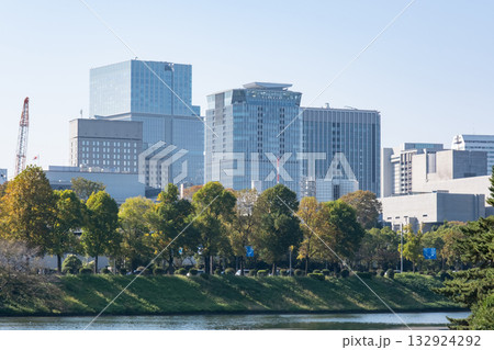 お堀と半蔵門周辺の高層ビル群の風景 132924292