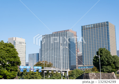 内堀通りから丸の内の高層ビル群を見た風景 内堀通りから丸の内の高層ビル群を見た風景 132924299