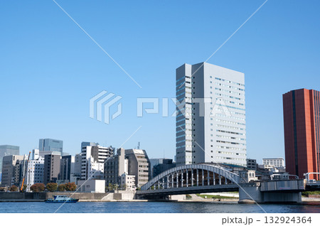 隅田川テラスから勝鬨橋を見た風景 隅田川テラスから勝鬨橋を見た風景 132924364