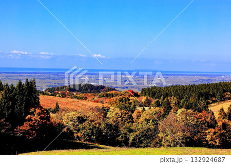 月山高原展望台からの眺望　水平線に飛島を望む 132924687