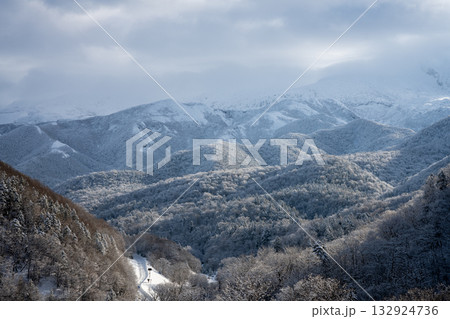 知床の冬山と雪の森 知床の冬山と雪の森 132924736