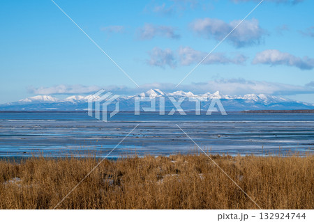 北海道、野付半島から望む冬の山並みの風景 132924744