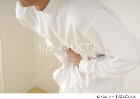 お腹の痛みに苦しむ中年男性 132925016