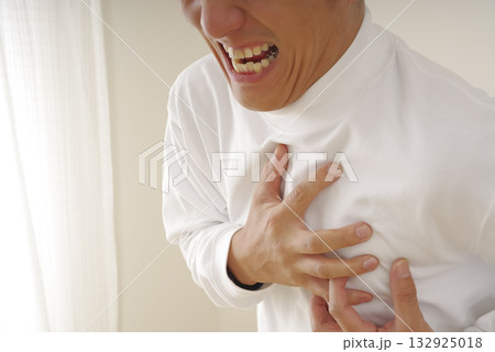 突然の発作に胸を押さえて苦しむ中年男性 突然の発作に胸を押さえて苦しむ中年男性 132925018