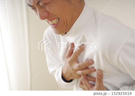 突然の発作に胸を押さえて苦しむ中年男性 突然の発作に胸を押さえて苦しむ中年男性 132925019