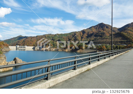 秋の八ッ場ダムと八ッ場大橋　群馬県 132925676
