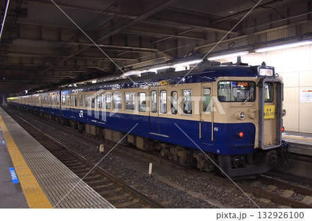 夜の八王子駅に停車する115系電車(横須賀色_M40編成)の快速むさしの号_2010/12/2撮影 132926100