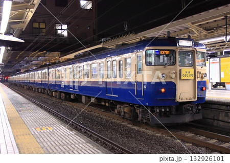 夜の八王子駅に停車する115系電車(横須賀色_M40編成)の快速むさしの号_2010/12/2撮影 夜の八王子駅に停車する115系電車(横須賀色_M40編成)の快速むさしの号_2010/12/2撮影 132926101