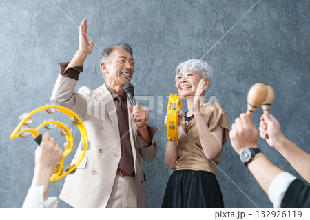 カラオケで元気に歌う高齢者たち 132926119