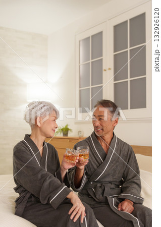 寝室で晩酌するシニア夫婦(お酒・飲酒) 寝室で晩酌するシニア夫婦(お酒・飲酒) 132926120