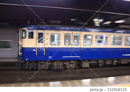 夜の八王子駅を発車する115系電車(横須賀色_M40編成)の快速むさしの号_2010/12/2撮影 夜の八王子駅を発車する115系電車(横須賀色_M40編成)の快速むさしの号_2010/12/2撮影 132926310