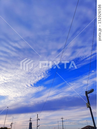 秋の鱗雲　電柱 132926586