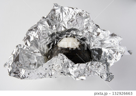 アルミホイルに包んだおにぎり 132926663
