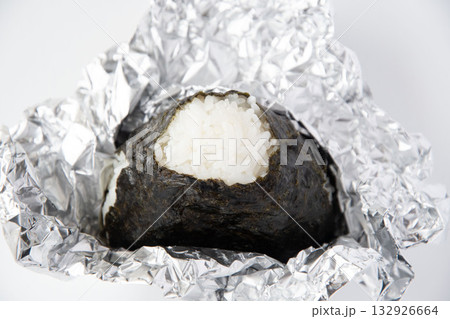 アルミホイルに包んだおにぎり 132926664
