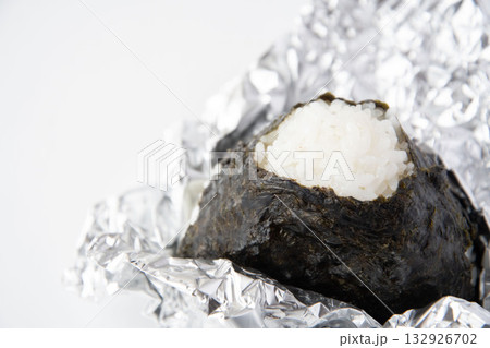 アルミホイルに包んだおにぎり アルミホイルに包んだおにぎり 132926702
