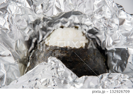 アルミホイルに包んだおにぎり アルミホイルに包んだおにぎり 132926709