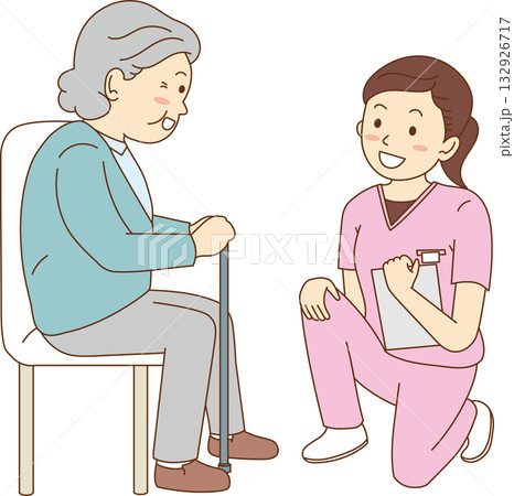 談笑するシニア女性と介護福祉士 132926717