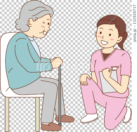 談笑するシニア女性と介護福祉士 132926717