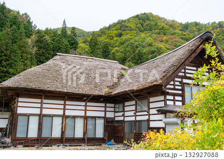 茅葺屋根と花びら 茅葺屋根と花びら 132927088